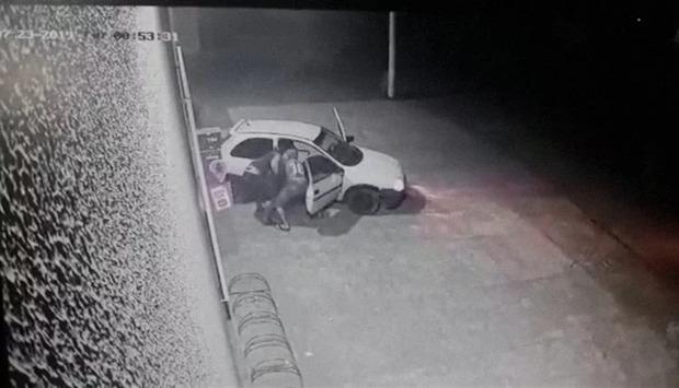 Para furtar cofre de mercado, bandidos jogam carro contra muro Para furtar cofre de mercado, bandidos jogam carro contra muro