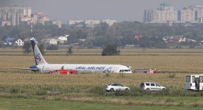 Avião faz pouso de emergência em milharal após colidir com pássaros na Rússia Colisão pouco após decolagem perto de Moscou praticamente destruiu motores. BBC NEWS BRASIL/EPA
