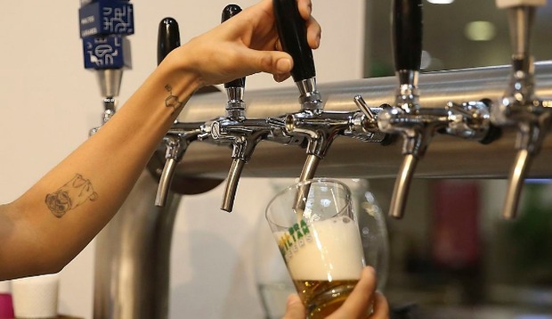 Uso abusivo de bebida alcoólica cresce 14,7% no país Uso abusivo de bebida alcoólica cresce 14,7% no país