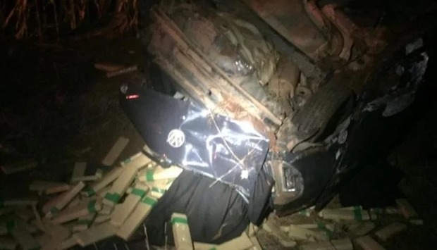 Homem foge da polícia e capota carro com quase meia tonelada de maconha Homem foge da polícia e capota carro com quase meia tonelada de maconha