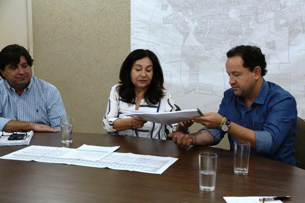 Sanesul reduz tarifa do esgoto de 70% para 50% do valor da água em Dourados Prefeita Délia Razuk e o procurador-geral Sergio Henrique em reunião com o presidente da Sanesul, Walter Carneiro Junior, para discutir renovação do contrato de concessão. A. Frota