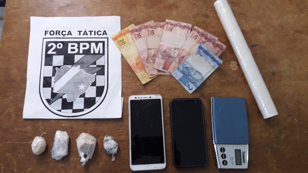 Casal é preso vendendo drogas em casa Casal é preso vendendo drogas em casa