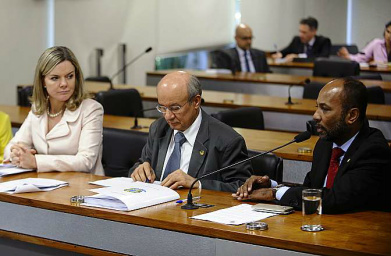 O deputado Bebeto (D) se manifestou contrário ao texto do relator e reivindicou que o modelo de reajuste do mínimo seja aplicado a todos os benefícios da Previdência Social