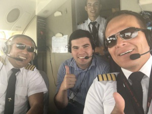 Mudança de plano, tirou piloto de Aquidauana do voo da Chapecoense O aquidauanense Lucas (no centro) no voo da Lamia que levou a Chapecoense para Barranquilla, em outubro (Foto: Arquivo da família)