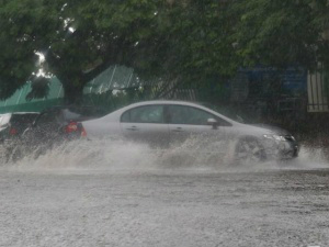 Após tempo amanhecer nublado, pancadas de chuva atingem a Capital Carro trafega em rua alagada na região central de Campo Grande (Foto: Marcos Ermínio)