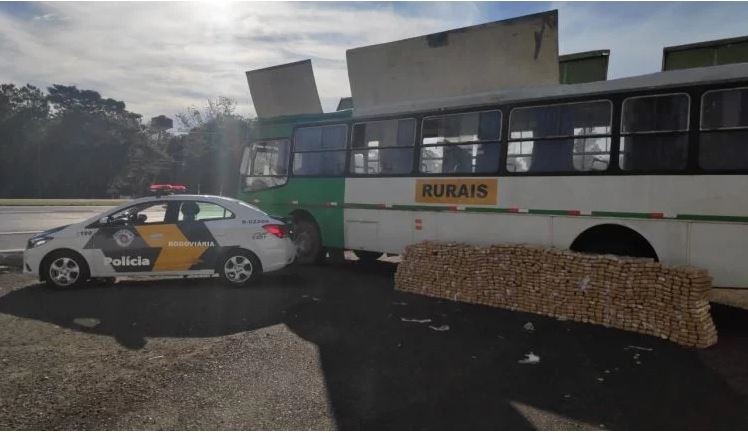 Polícia apreende ônibus de MS com trabalhadores rurais abarrotado de maconha em SP Divulgação