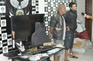 O advogado João Maria (esq.) está detido na Denar com Fabio da Silva. (Foto:Marcelo Calazans)
