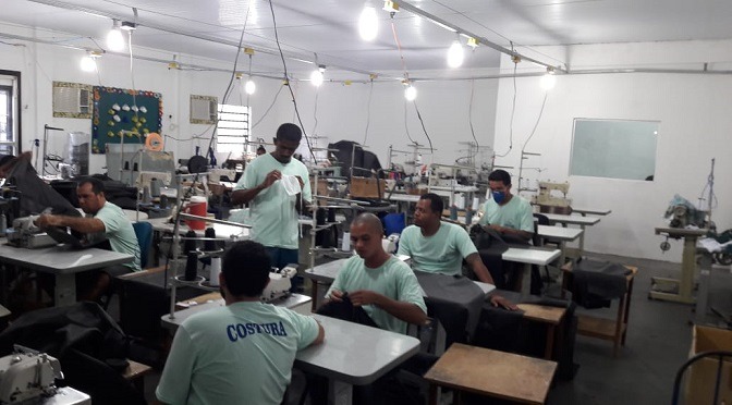 Presídios de MS produzem materiais para hospitais na luta contra o coronavírus Presídios de MS produzem materiais para hospitais na luta contra o coronavírus