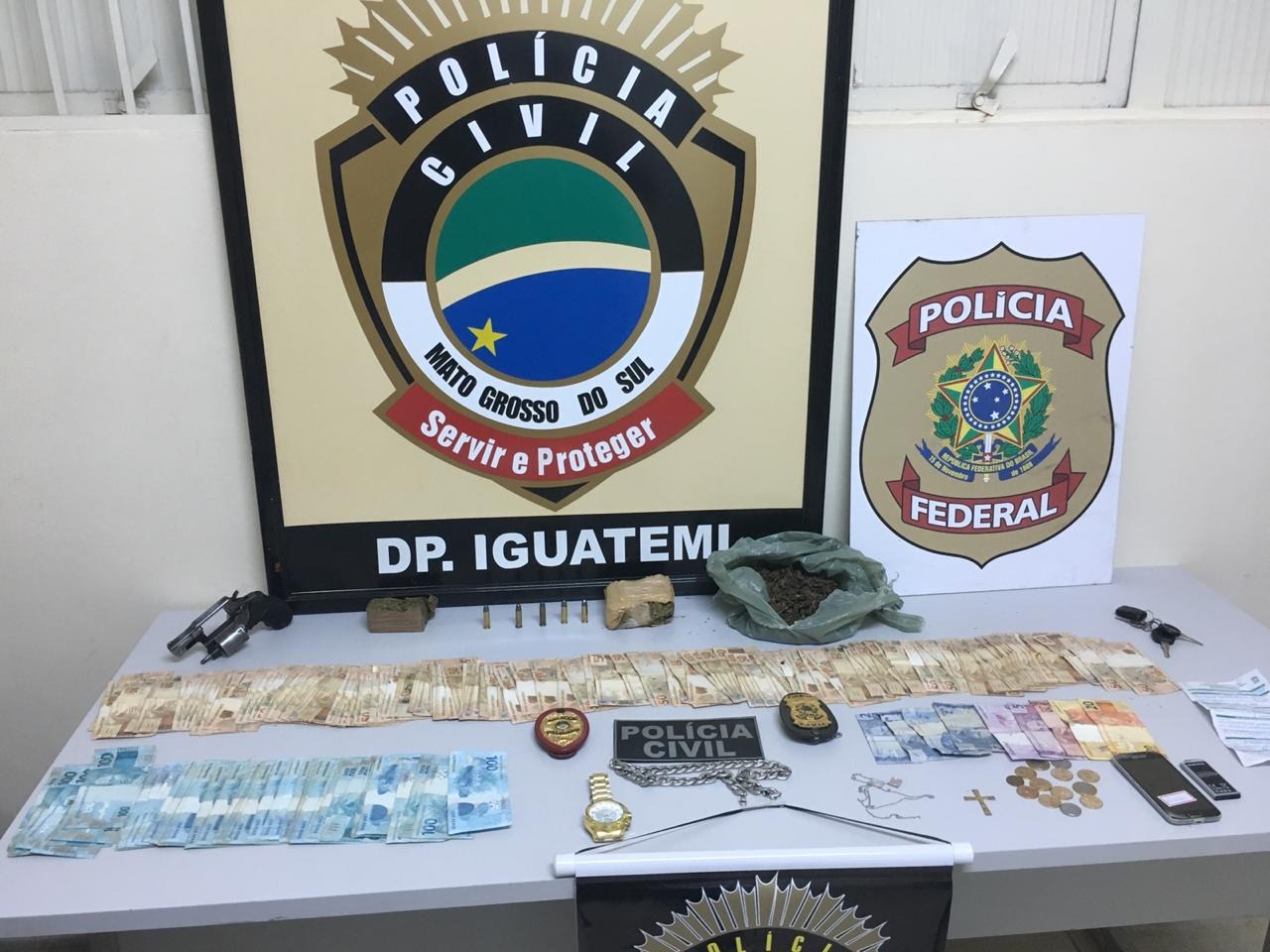 Polícia prende membros de grupo criminoso, armas, drogas e dinheiro