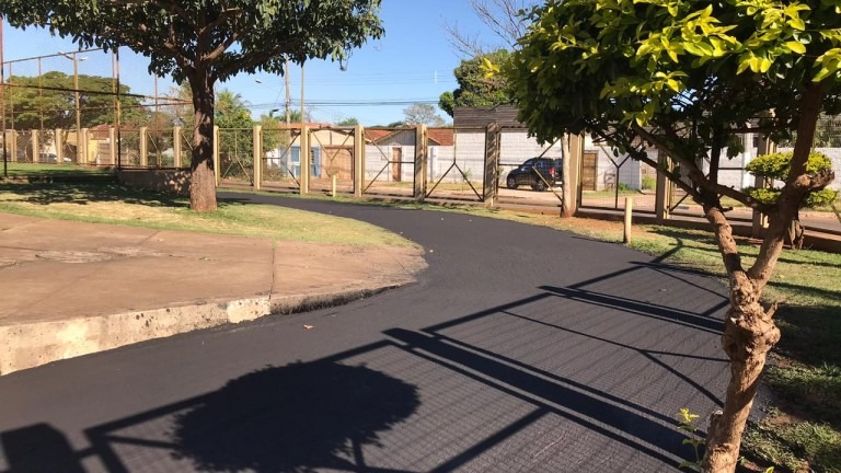Prefeitura recupera pista de caminhada da Praça Elias Gadia Prefeitura recupera pista de caminhada da Praça Elias Gadia