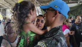 Nova tropa de missão de paz da ONU sai do Recife com destino ao Haiti Leandro David Pereira dos Santos se despede da esposa Jamylle Rodrigues e da filhaSumaia Villela/Agência Brasil