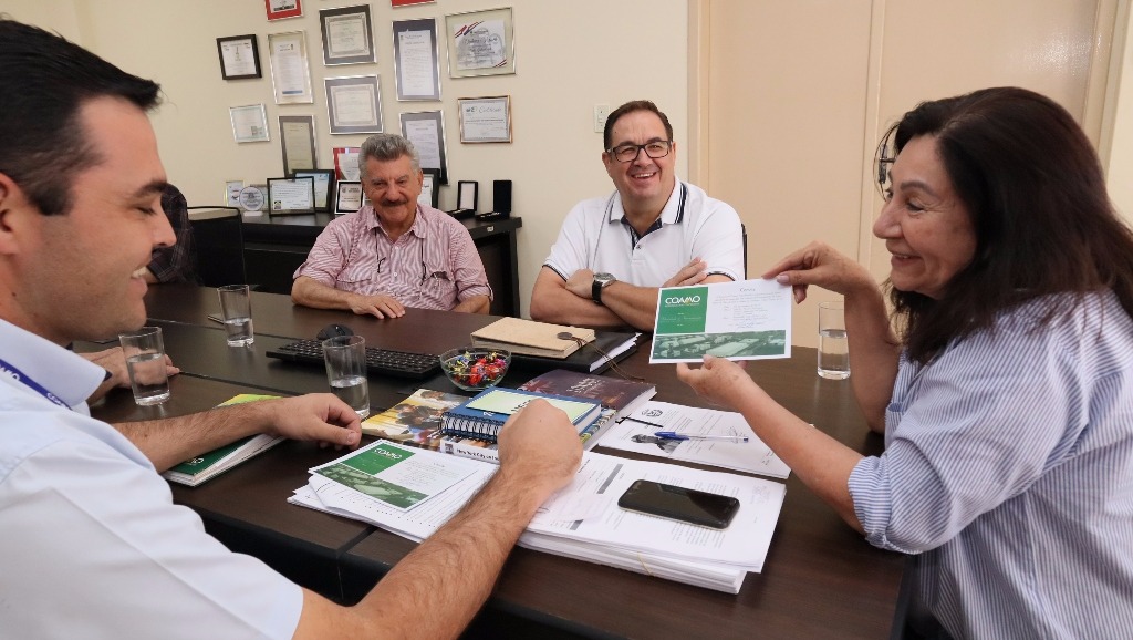 Complexo agroindustrial irá movimentar economia de Dourados Prefeita Délia Razuk recebeu o convite oficial para a solenidade de inauguração do complexo industrial da Coamo em Dourados – A. Frota