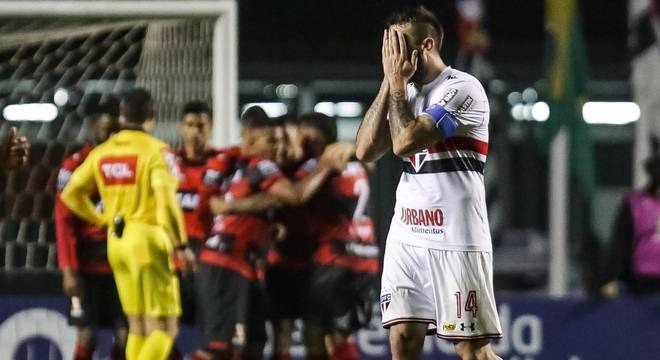 Jogadores do São Paulo são chamados de 'pipoqueiros' na saída do Morumbi Lucas Pratto marcou um dos gols do São Paulo no empate com o Atlético-GO
Estadão Conteúdo