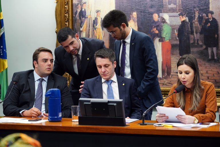 CCJ da Câmara aprova projeto que prevê prisão após segunda instância Caroline de Toni lê seu parecer ao lado do autor, Alex Manente (C), e do presidente da CCJ. Pablo Valadares/Câmara dos Deputados