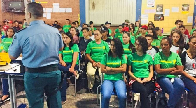 Policiais e bombeiros da ativa poderão atuar em escolas Policiais e bombeiros da ativa poderão atuar em escolas
