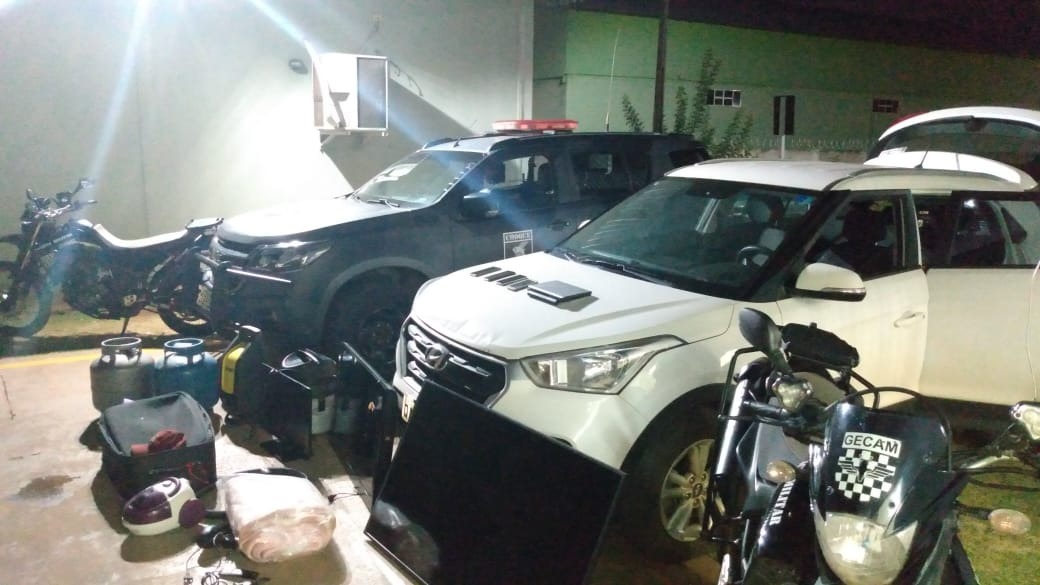 Assaltantes são presos após roubo com cárcere privado no Jardim Leblon Assaltantes são presos após roubo com cárcere privado no Jardim Leblon