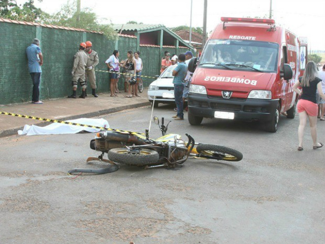 Motocicleta e vítima no local do acidente (Foto: Norbertino Angeli/Jovem Sul News)