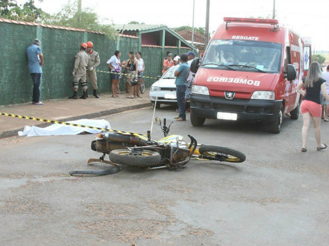 Condutor de moto morre após bater em picape em MS, dizem bombeiros Motocicleta e vítima no local do acidente (Foto: Norbertino Angeli/Jovem Sul News)