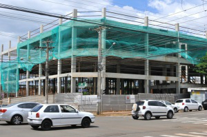 Comércio ‘sufoca’ vagas no Centro e compromete as próprias vendas Cruzamento na região central da cidade: 50% das pessoas que procuram vaga diariamente não encontram (Foto: Alcides Neto)