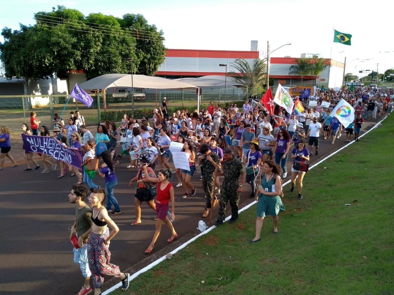 Mulheres durante passeata na tarde de sábado (20). - Bruno Henrique / Correio do Estado