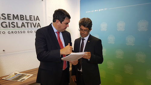 Discussão do orçamento serve para governo reforçar mudanças na previdência Secretário de governo, Eduardo Riedel, conversa com deputado Rinaldo Modesto - Foto: Rosane Amadori/Governo do Estado