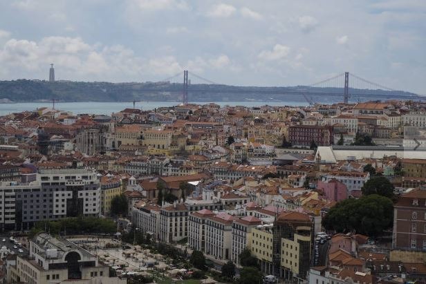 Em 15 anos, 170 mil brasileiros conseguem cidadania europeia Vista aérea de Lisboa, Portugal. DW