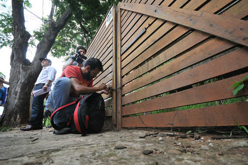 Fiscalização contra focos do Aedes pode resultar em prisões na Capital Chaveiro abre imóvel trancado para equipes fazerem vistoria contra foco do Aedes aegypti - Foto: Álvaro Rezende/ Correio do Estado