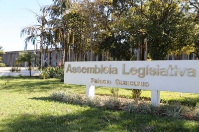 Deputados cercar toda a área da Assembleia, para dar mais segurança aos servidores (Foto: Alcides Neto)

