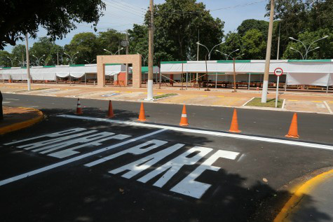 Prefeitura alerta para readequação do trânsito próximo a nova feira Prefeitura faz adequação no trânsito na região da feira livre para melhorar o fluxo de veículos – A. Frota