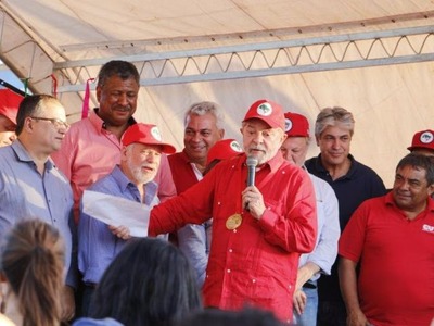 Lula cercado por petistas de MS no dia 24 de agosto do ano passado, no Assentamento Itamarati (Foto: Helio de Freitas)
