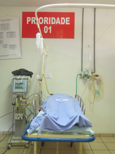 Mulher baleada na cabeça está em estado gravíssimo no HV Jocicléia Lopes Vargas, 32, aguarda vaga em leito de UTI no Hospital da Vida, onde permanece internada respirando com ajuda de aparelhos (Foto: Thalyta Andrade)