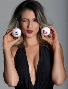 Chamada de ‘musa da bolinha’, modelo Adriana Cruz mostra a sua beleza em ensaio antes do clássico Flamengo e Vasco Foto: Márcio Alves / Extra