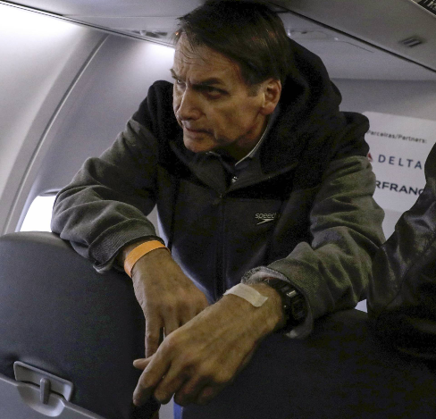Bolsonaro a bordo de um avião em setembro. REUTERS / O GLOBO