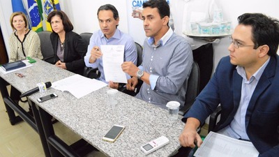 Prefeito infatiza valorização da educação ao assinar lei de reajuste salarial aos professores Prefeito infatiza valorização da educação ao assinar lei de reajuste salarial aos professores
