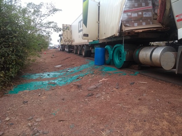 Caminhão sofre acidente na BR-163, derrama agrotóxico no solo e empresa é multada em R$ 25 mil Caminhão sofre acidente na BR-163, derrama agrotóxico no solo e empresa é multada em R$ 25 mil