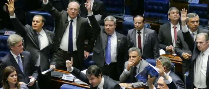 Foto pode indicar que Aécio foi contra urgência do pacote anticorrupção © Reprodução / Agência Senado