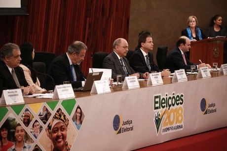 Em coletiva do TSE ministros defendem as instituições
Agência Estado/Fátima Meira