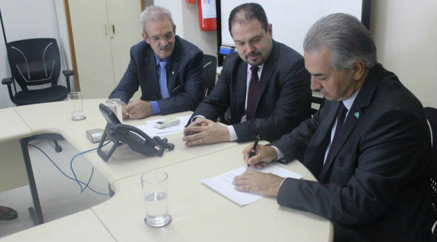 Reinaldo garante liberação de R$ 15,9 milhões para HR de Dourados Governador Reinaldo Azambuja, durante assinatura de compromisso para liberação de recursos para o hospital regional de Dourados junto ao Ministério da Saúde.