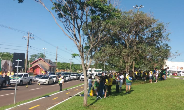 Eleitores pró-Bolsonaro se concentram em frente a Cidade do Natal