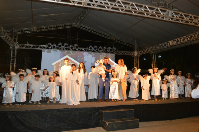 "Dourados Brilha" em sua sexta edição Festa lotou a praça e levou apresentações emocionantes- Foto: Gizele Almeida