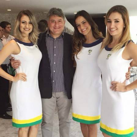 Adriana, à esquerda, posa para foto com Cleber Machado e as outras companheiras Foto: Reprodução Instagram