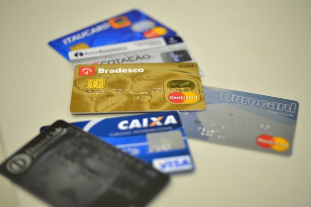 Juros do cheque especial subiram para 322,2% ao ano em junho (Agência Brasil)