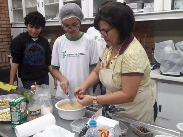 IFMS em Coxim oferece 160 vagas para cursos de graduação Aula de graduação em Alimentos do IFMS (Foto: Divulgação/IFMS)