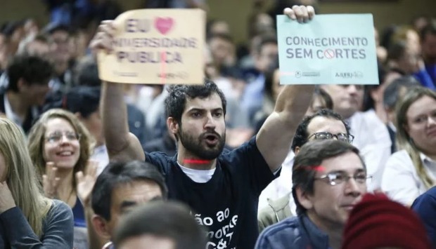Estudantes protestam em palestra de ministro da ciência na SBPC (Marcos Ermínio/Midiamax)