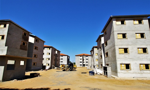 Crise não paralisa obras habitacionais e mais de 20 mil casas já foram entregues em MS Crise não paralisa obras habitacionais e mais de 20 mil casas já foram entregues em MS