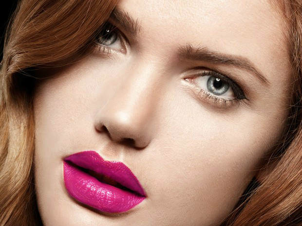 Se optar por uma boca bem colorida, deixe os olhos mais discretos para o look não ficar pesado