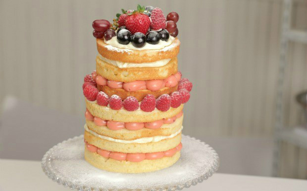 Naked cake de brigadeiro de framboesa com creme de queijo de baunilha (Foto: Divulgação)