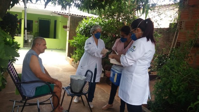 Idosos acamados e com dificuldade de locomoção são vacinados em casa contra gripe