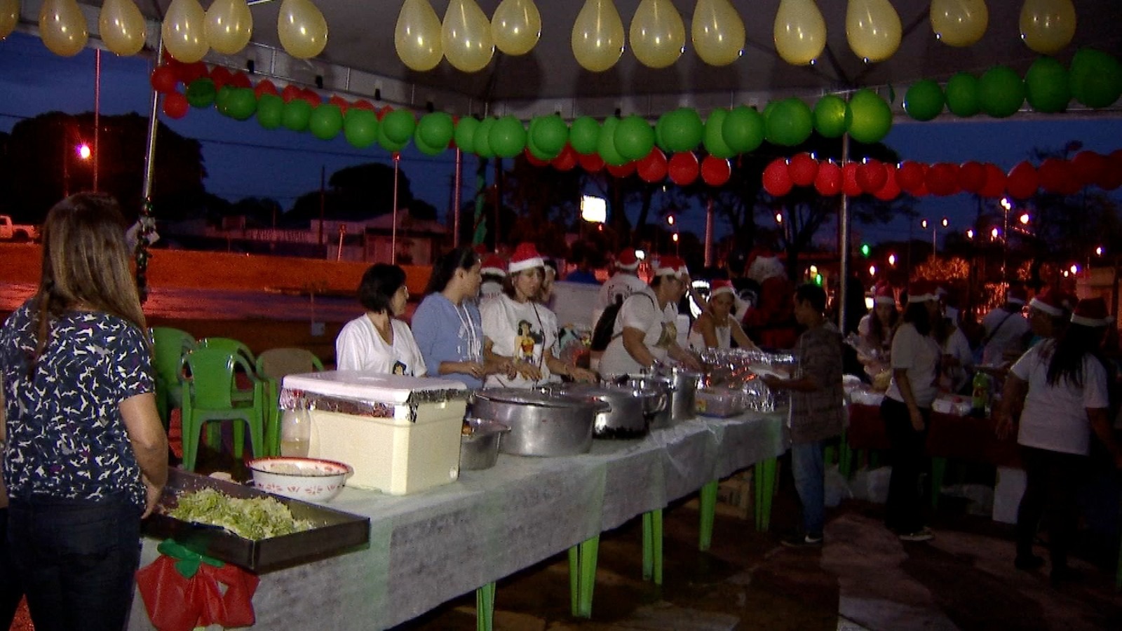 Voluntários oferecem ceia de Natal, roupas e carinho a moradores de rua (Foto: Domingos Lacerda)