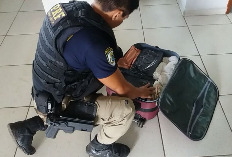 Polícia apreende adolescente com quase 20kg de maconha em ônibus